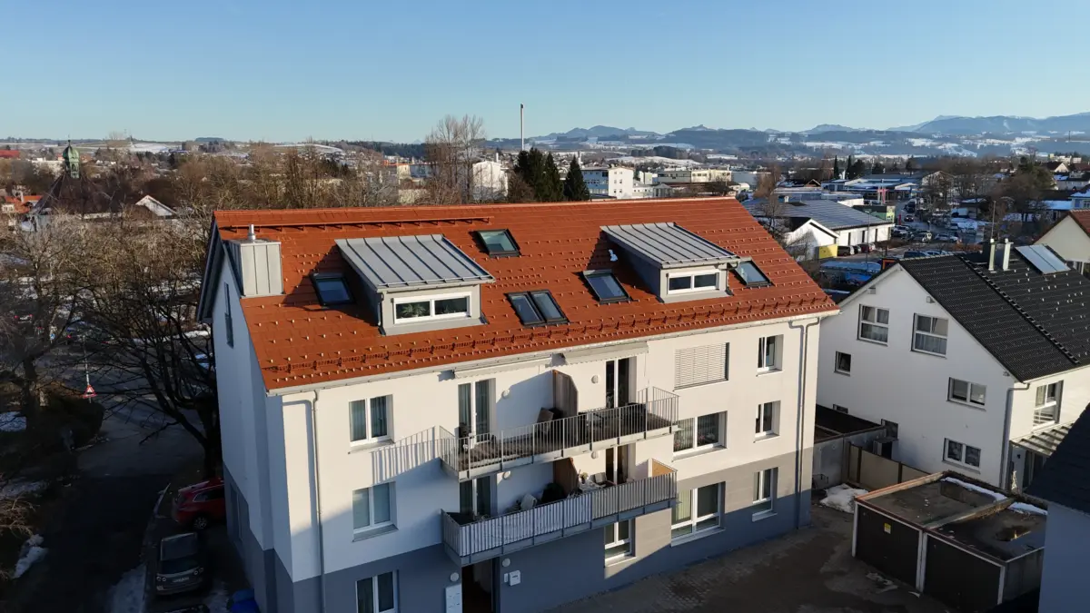 Mehrfamilienhaus mit Solarthermie-Anlage auf dem Dach aus der Vogelperspektive – Energieberatung vom Sachverständigenbüro Binder